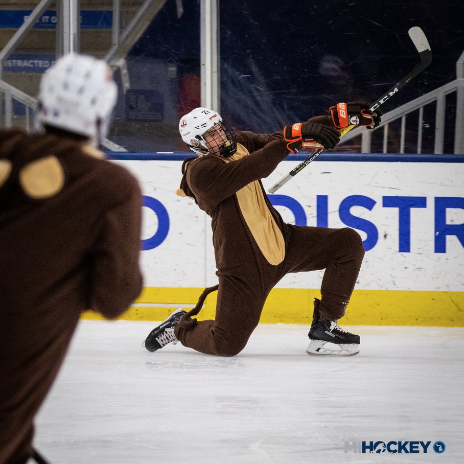 MiHockeyNow's tweet image. Last night, the #Compuware 16U team held a three-on-three tournament...in costume. 😂

#HappyHalloween / #HockeyHalloween

📸 | mihockey.com/2018/10/photos…