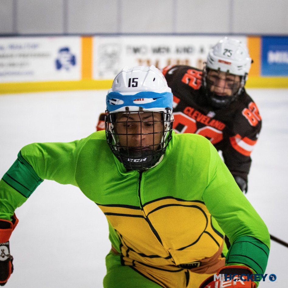 MiHockeyNow's tweet image. Last night, the #Compuware 16U team held a three-on-three tournament...in costume. 😂

#HappyHalloween / #HockeyHalloween

📸 | mihockey.com/2018/10/photos…