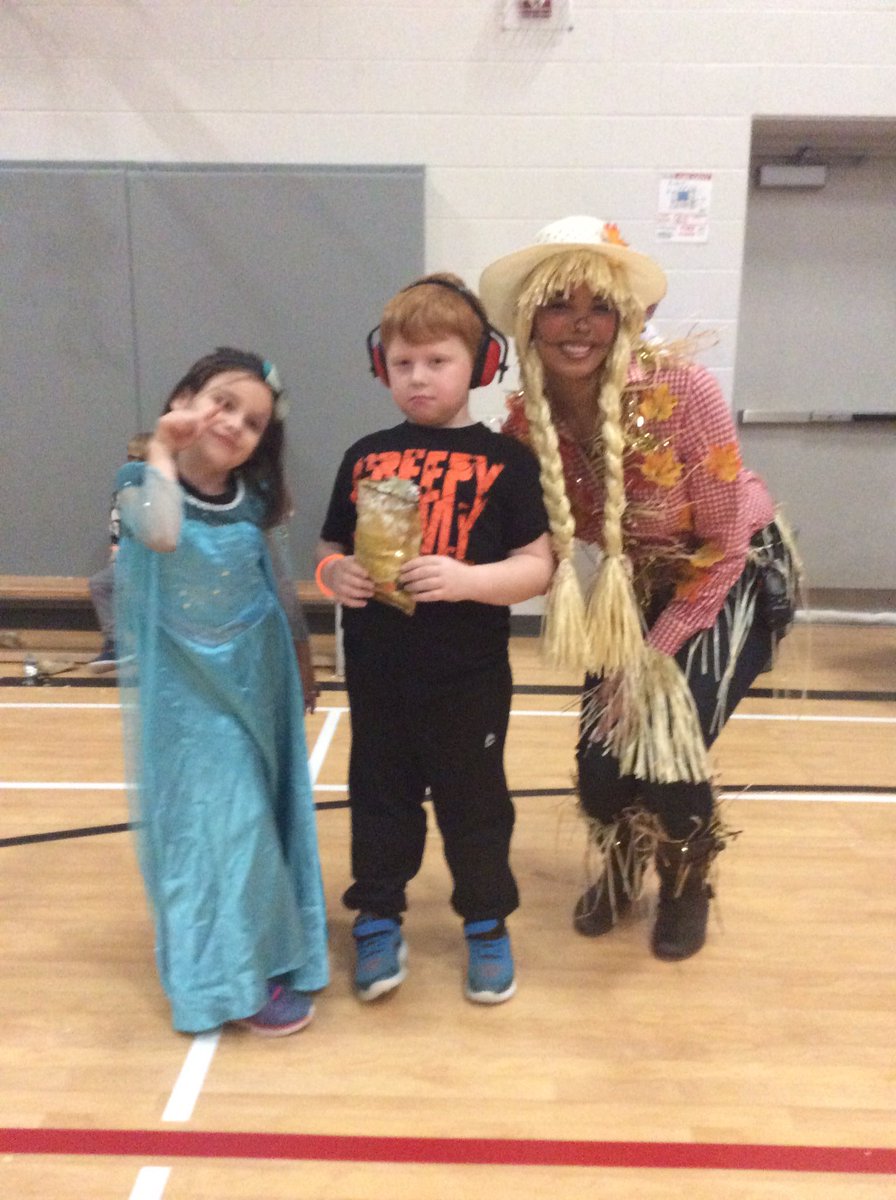 MrsHMerry's tweet photo. Grade 1/2 looked amazing in their Hallowe'en costumes! @rockwoodheart https://t.co/4F5WFGSeHe