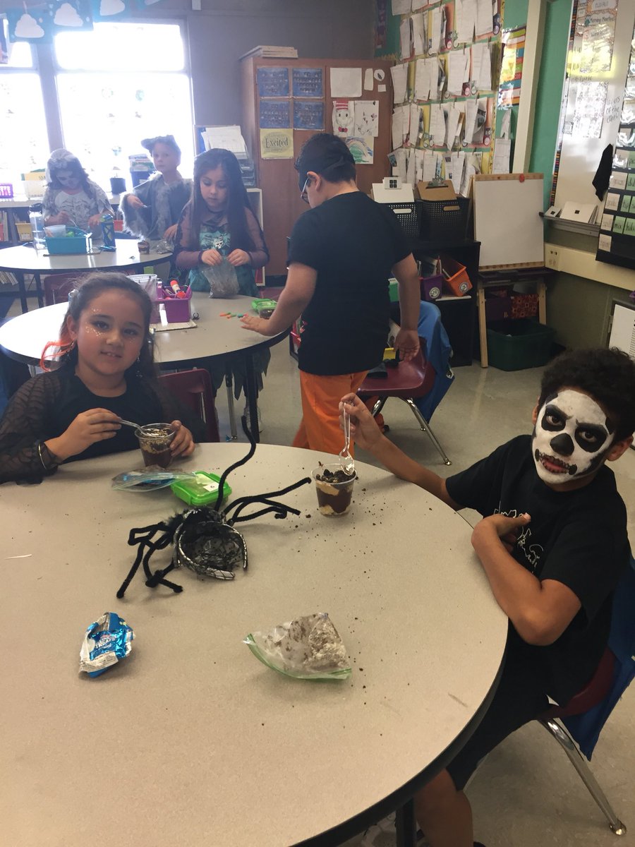 SunTerraceSTEM's tweet photo. Core sample Halloween treat in Miss Young’s 1/2 combo class. https://t.co/ekeLyFgTLF
