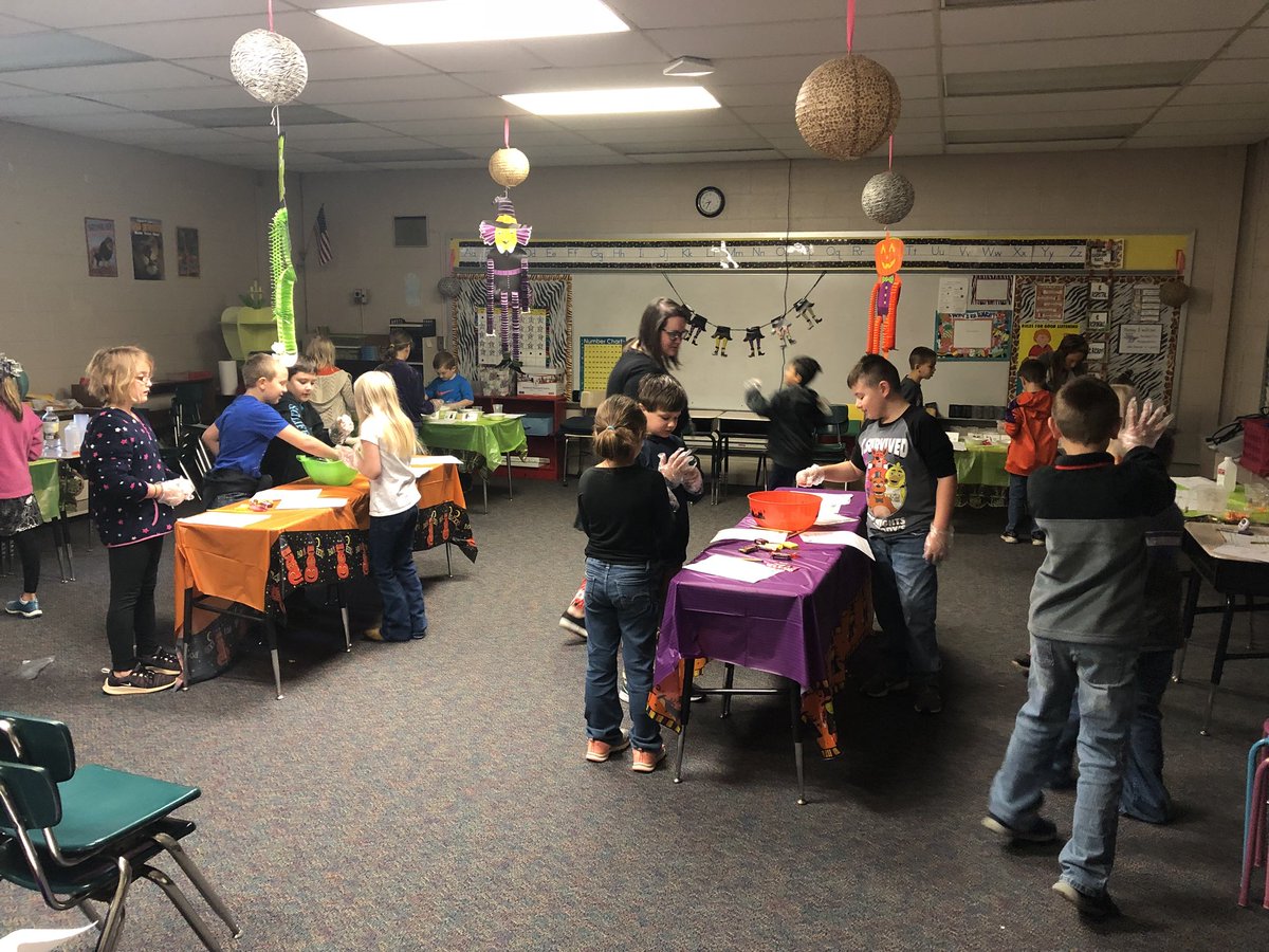 ElemWestminster's tweet photo. 2nd grade rocks spooky experiments today https://t.co/P15hLEQFy3