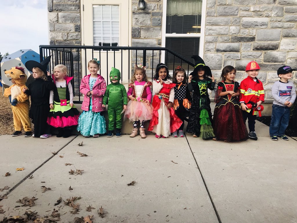 PuneethaRaj's tweet photo. These lil Treats will melt your heart #Halloween2018 #HalloweenCandyDrama #bestdaughter #PrishaGowda #VillaMariaAcademy https://t.co/XjUElIpxO9