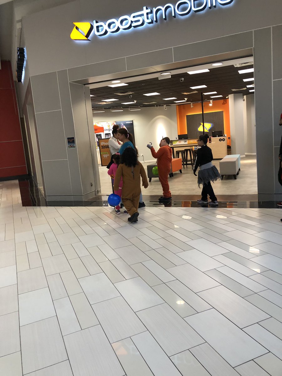 Boost Mobile Holyoke Mall tweet media