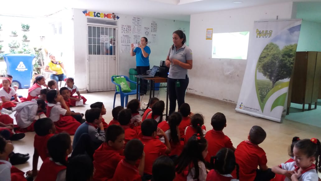 Capacitamos a los estudiantes del Col. Bilingue Panama, sobre la separacion en la fuente y manejo de los residuos solidos y además socializamos la jornada de "Cuadernaton", que se llevará a cabo en el mes de Noviembre. <a href="/TutoUhiaAlcalde/">Augusto Ramirez Uhia</a> <a href="/CristianMartelo/">Cristian Martelo</a> <a href="/VocalDeControl/">VOCALES DE CONTROL</a>