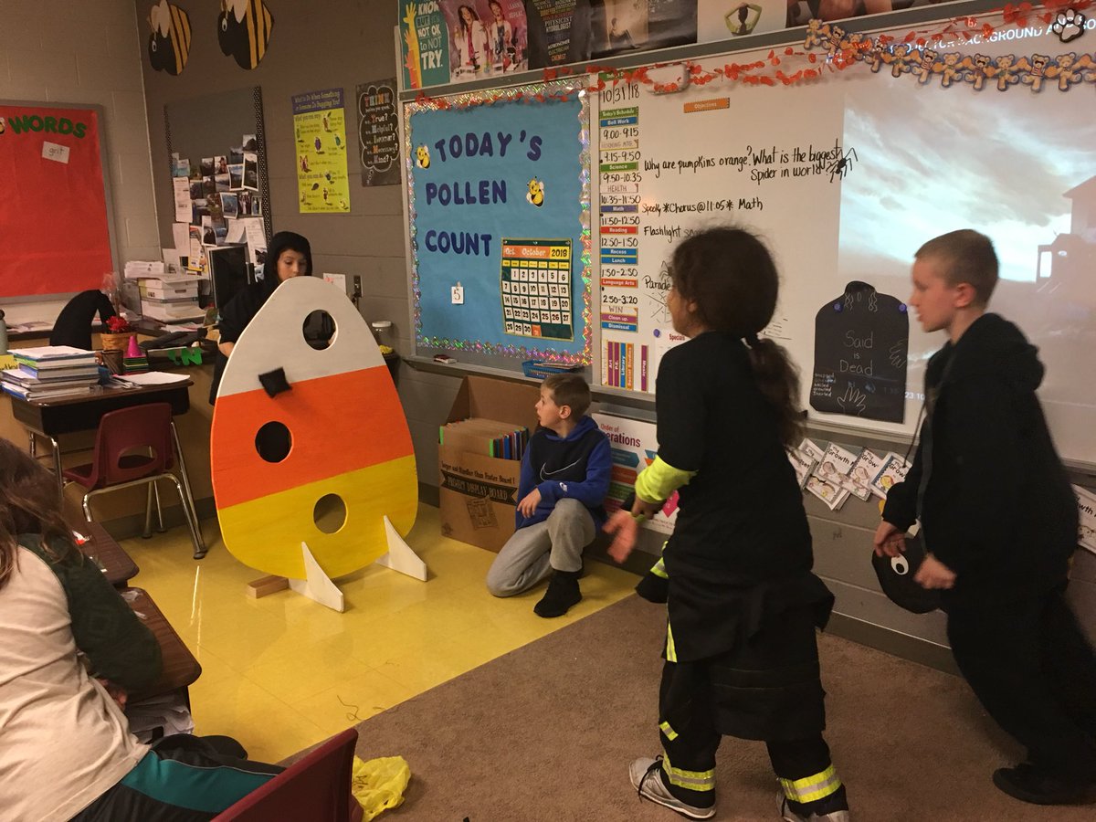MrsBartley3's tweet photo. Halloween Haunts & howls #McDB25 #McDBulldogs https://t.co/x04sfb6BgY