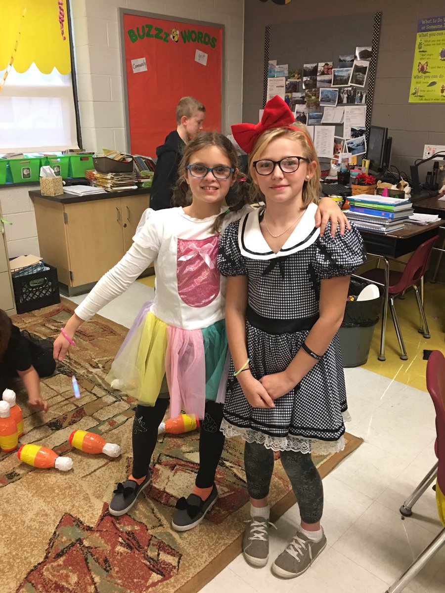 MrsBartley3's tweet photo. Halloween Haunts & howls #McDB25 #McDBulldogs https://t.co/x04sfb6BgY
