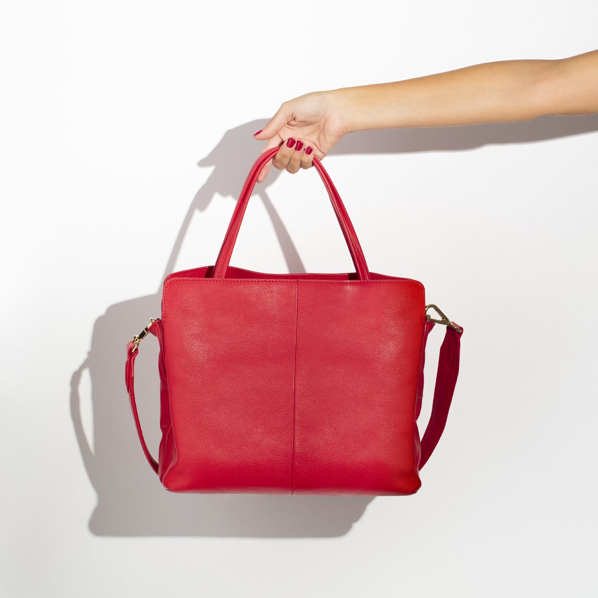 Se all'improvviso hai un folle desiderio di un accessorio di color rosso, #Joana è la qui per te. Acquistala negli store e online.
#CarpisaFallCollection #FW18 #FallColors