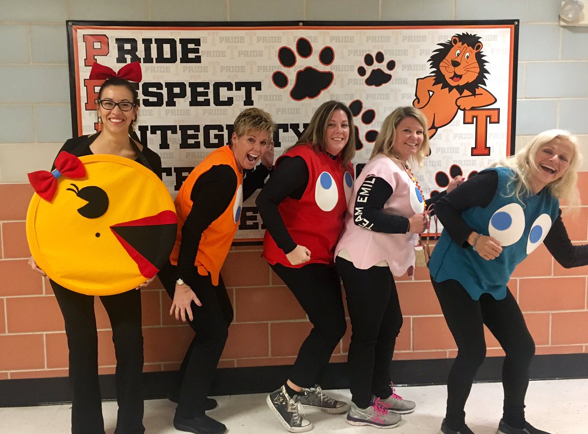 Grade 6 Teachers have fun on Halloween too! <a href="/ParryKristen/">Kristen Parry</a> #MTPSPRIDE #thornepride #MsPacManandtheGhosts