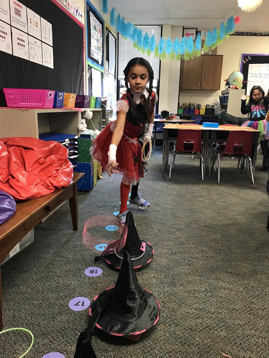 MrsVazquez54's tweet photo. Happy Halloween from room 103!! 🎃👻 @D54schools #WeAre54 #D54Armstrong https://t.co/9B3TnKzoMI