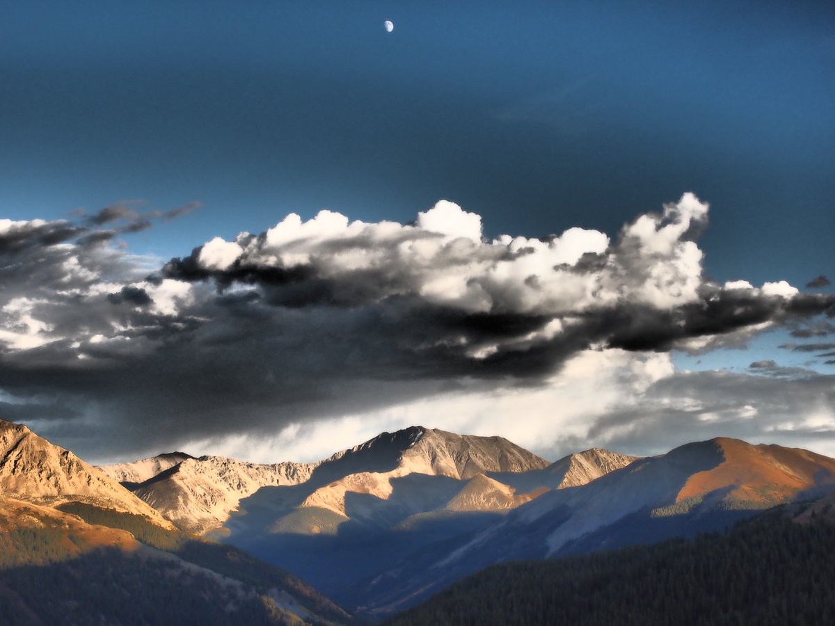 Setting the right mood for a night of goblins and witches. #HappyHalloween #Moonrise over #IndependencePass #Western #Colorado
anthonywhitt.com