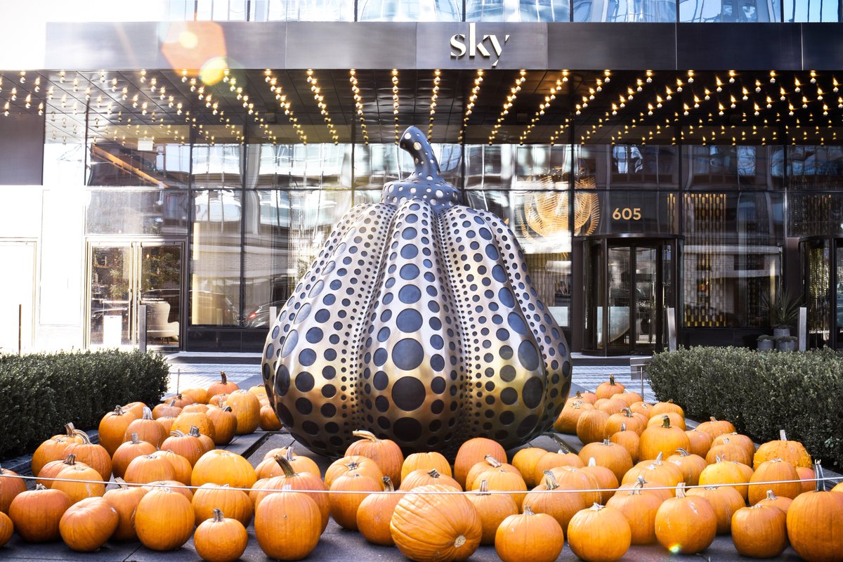 Even our #YayoiKusama-designed pumpkin in front of @liveatsky is getting into the holiday spirit. Take a look back at when we first unveiled the bronze sculpture, by @Downtownmag: bit.ly/2Eqo1xN