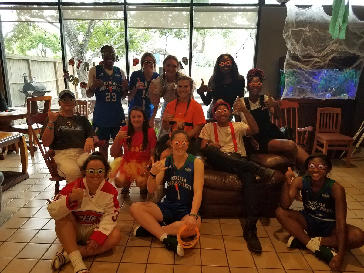 IslandersSAAC's tweet photo. We are having a blast joining in on the #Halloween activities at Ronald McDonald House! These kids are awesome! #IslanderImpact https://t.co/0SdmZ7QrJm