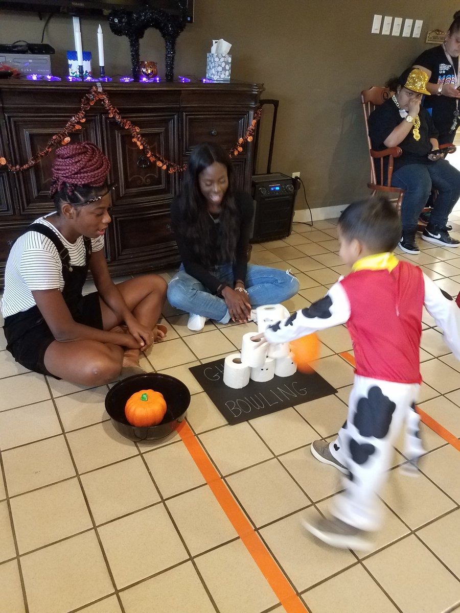 IslandersSAAC's tweet photo. We are having a blast joining in on the #Halloween activities at Ronald McDonald House! These kids are awesome! #IslanderImpact https://t.co/0SdmZ7QrJm