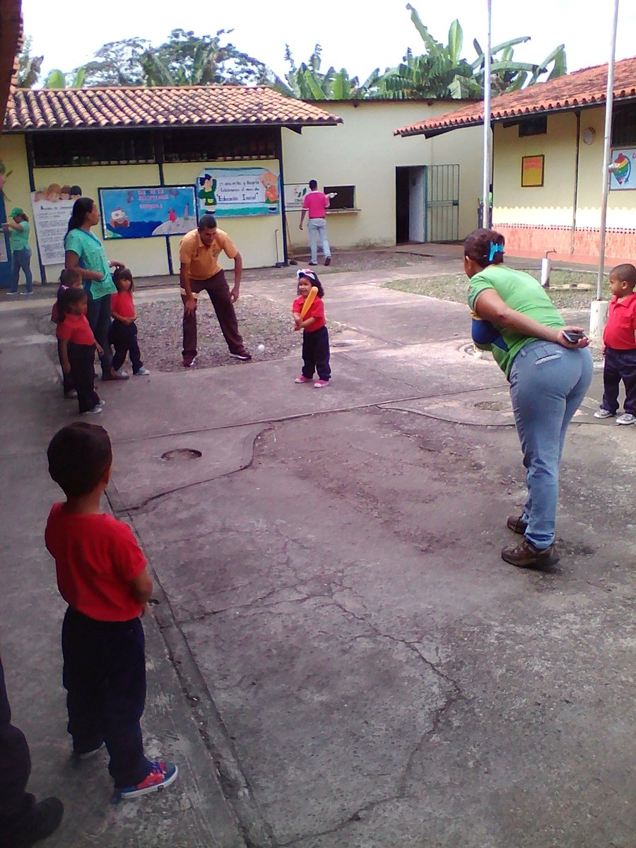 ceibislamadrev1's tweet photo. @EvelinRosendo1 @rpaatt @MPPEDUCACION Hoy se realizó una practica de Béisbol con los niños y niñas de la institución https://t.co/RFNcbsII8O