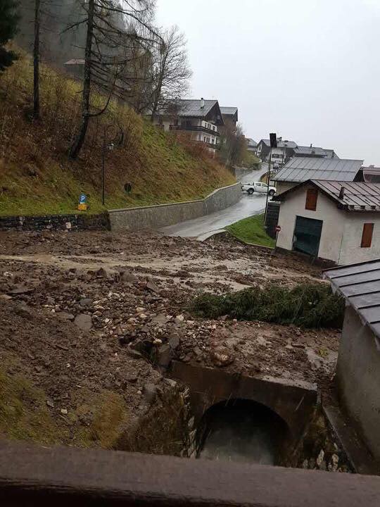 FranFuoli's tweet photo. Zoppè di #Cadore in Provincia di Belluno. Comune ancora isolato e senza energia elettrica (foto di Michele De Nadal). #maltempo Non c'è solo Venezia, #maltemporoma o gli #yacht in #Liguria https://t.co/bkHLgA3BYe