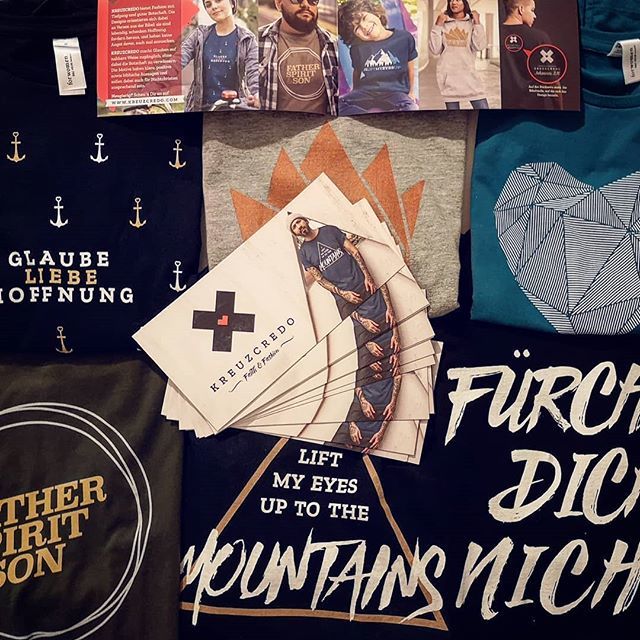 KREUZCREDO's tweet photo. Morgen gehen die ersten Flyer und Shirts zur Promo auf eine Konferenz. Ich bin gespannt aufs Feedback!
#kreuzcredo #christlicheshirts #flyer #print #bibelshirts #jesus #gutenachricht #bibelzitate #glauben #glaube #glaubeliebehoffnung #fürchtedichnicht #kingofkings #fathersp… https://t.co/KqxXHmtLEA