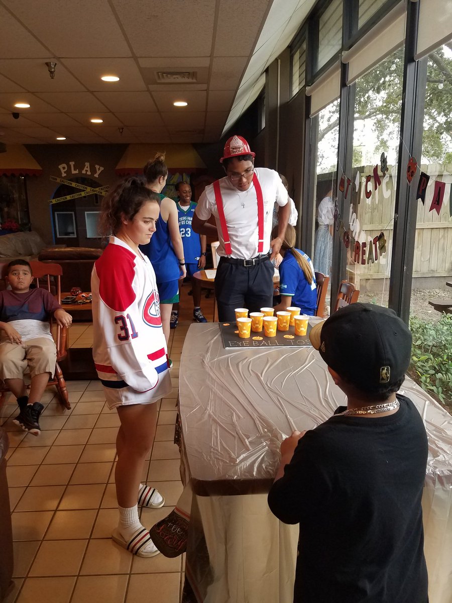 IslandersSAAC's tweet photo. We are having a blast joining in on the #Halloween activities at Ronald McDonald House! These kids are awesome! #IslanderImpact https://t.co/0SdmZ7QrJm