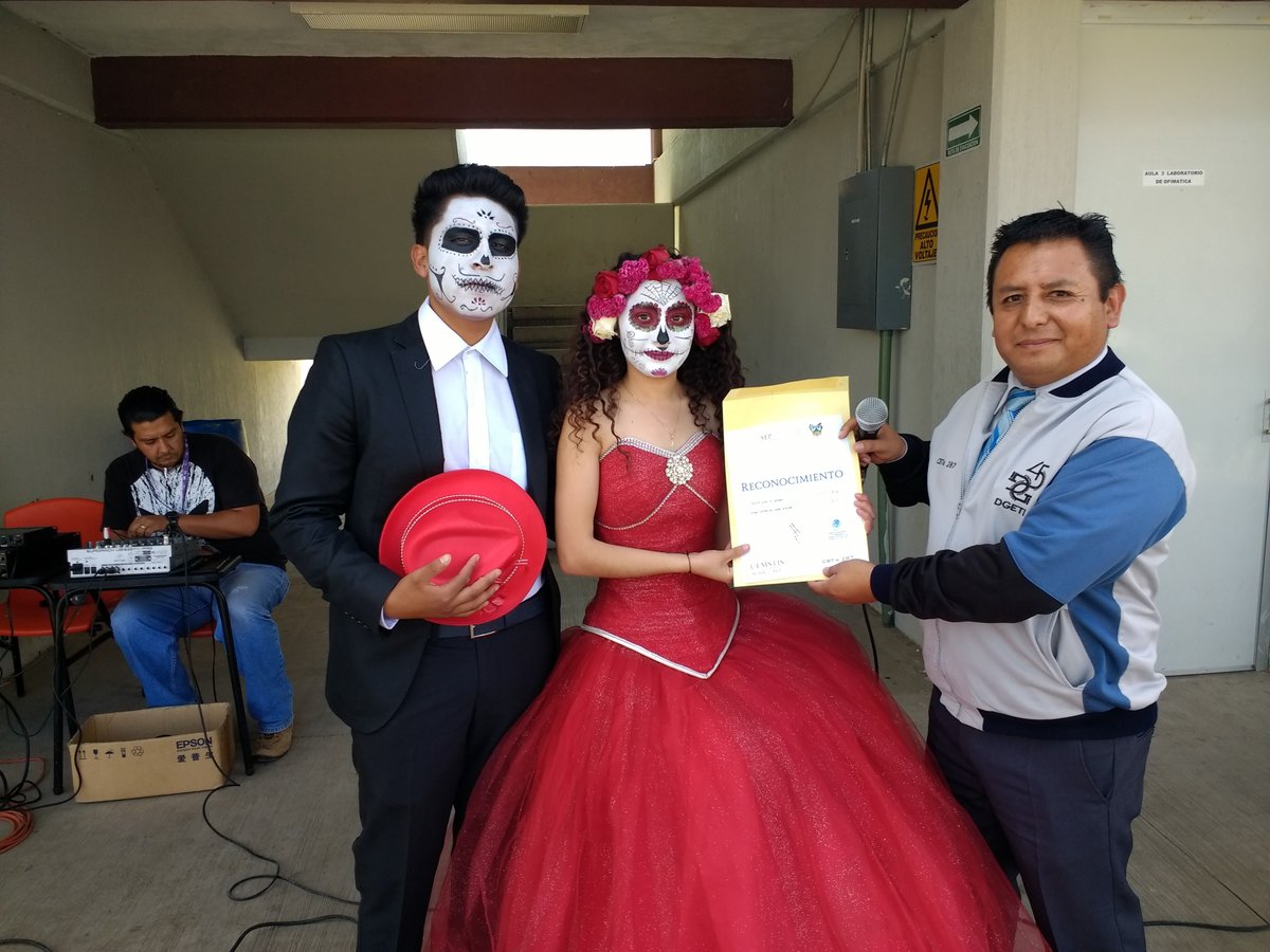 cbtis287's tweet photo. @cbtis287 poniendo su granito de arena en la preservación de nuestras tradiciones en Concurso de Catrinas y Catrines 2018 - 5ta. Edición @Uemstis @rcantoraluriza @Sylvia_OrtegaS @Semshgo @DanielFragosoT https://t.co/gpV2XDnOmd