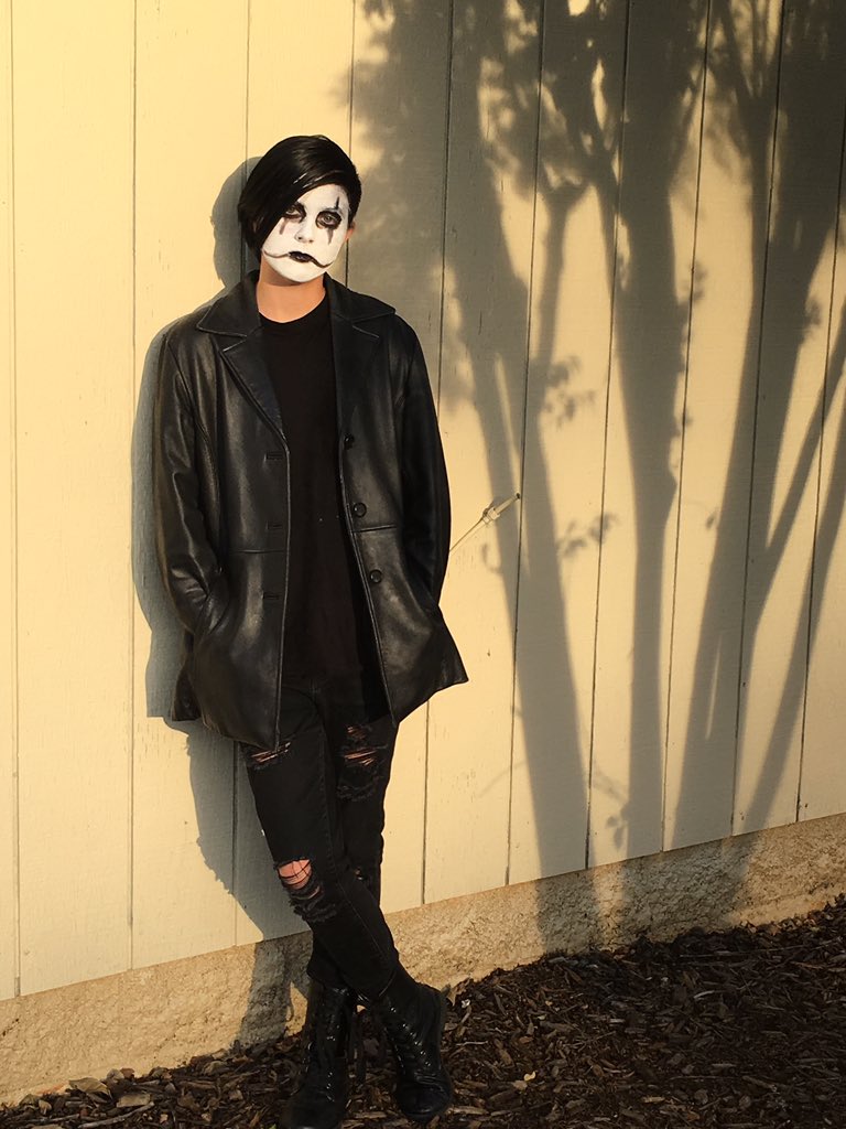 OhMrMagazine's tweet image. @LolaPlusG now that I’ve actually seen the crow.. and LOVED it..
#waytocrow 
Happy Halloween! 🎃