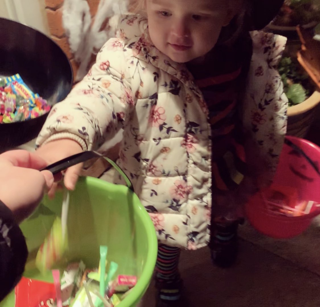 CharliesChapter's tweet photo. HAPPY HALLOWEEN 🎃 👻🕷 Charlie &amp; Jessica both loved Trick or Treating! It’s been such a lovely family night! ...more wrote on Charlie’s facebook &amp; Insta 💚💚 #charlieschapter https://t.co/beeYohqlzb