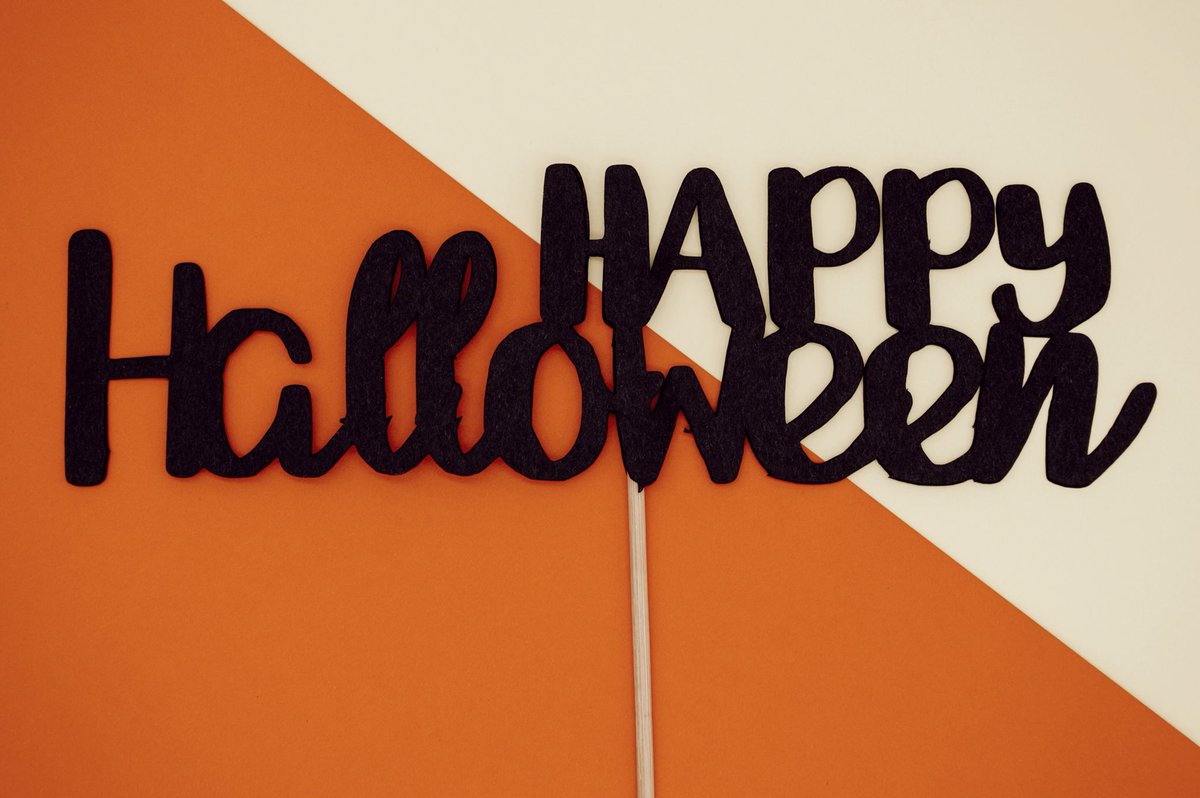 CapitolTree2018's tweet photo. Happy Halloween everyone! Hope you have a wonderful day 🎃 
.
.
Does this mean we can decorate for Christmas now?! 🎄 
.
.
9 days until Sweet Home’s Capitol tree celebration 🎉
.
.
#halloween #christmas #spookyseason👻 #decorations #halloweendecor #happyhalloween #pumpkins #ghost https://t.co/imv5K8STY3