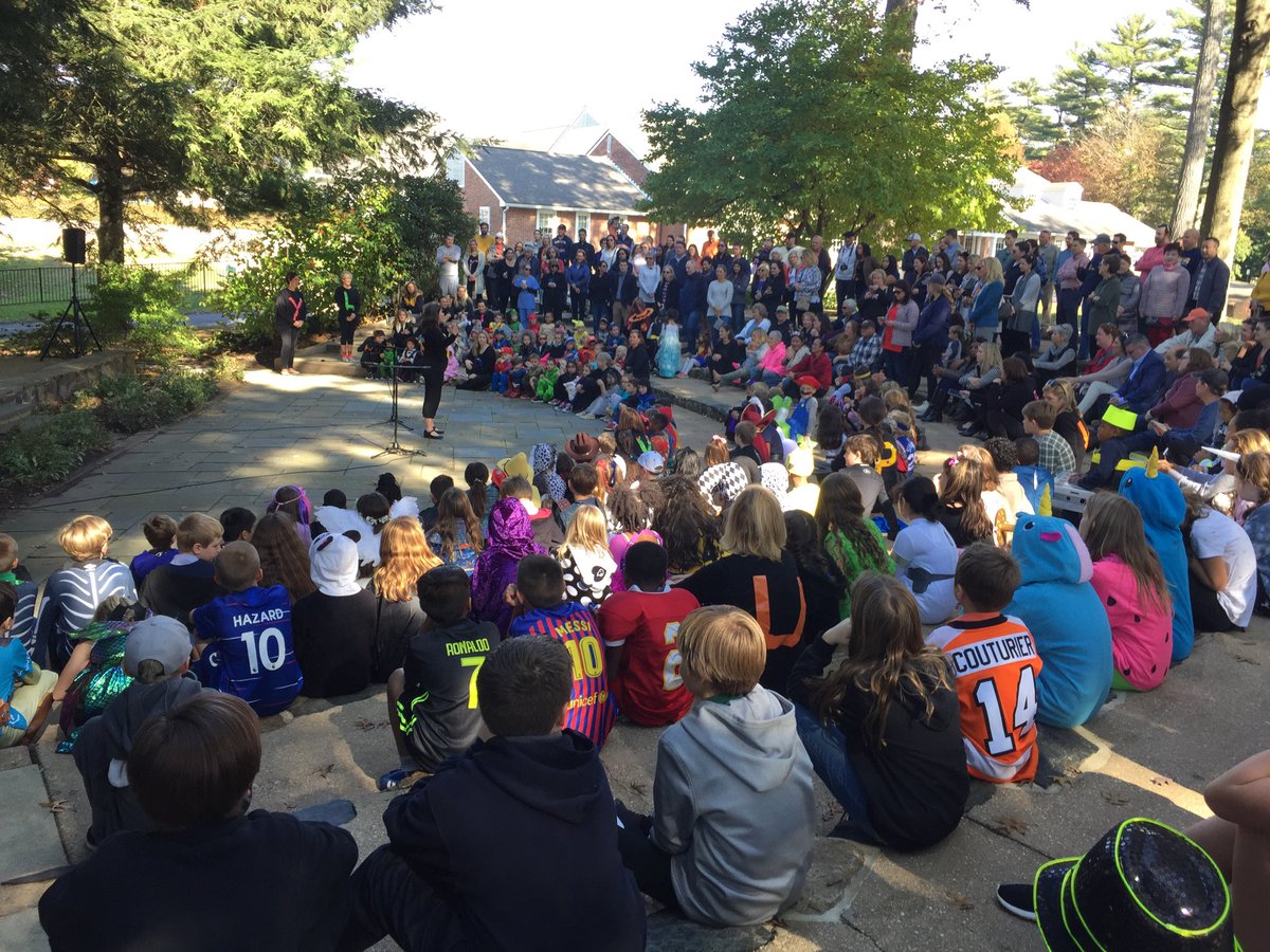 _anderson_mark's tweet photo. ⁦@LibbieZimmer1⁩ LS Halloween 🎃 parade and show. #SanfordTradition https://t.co/R3xFakdrYu