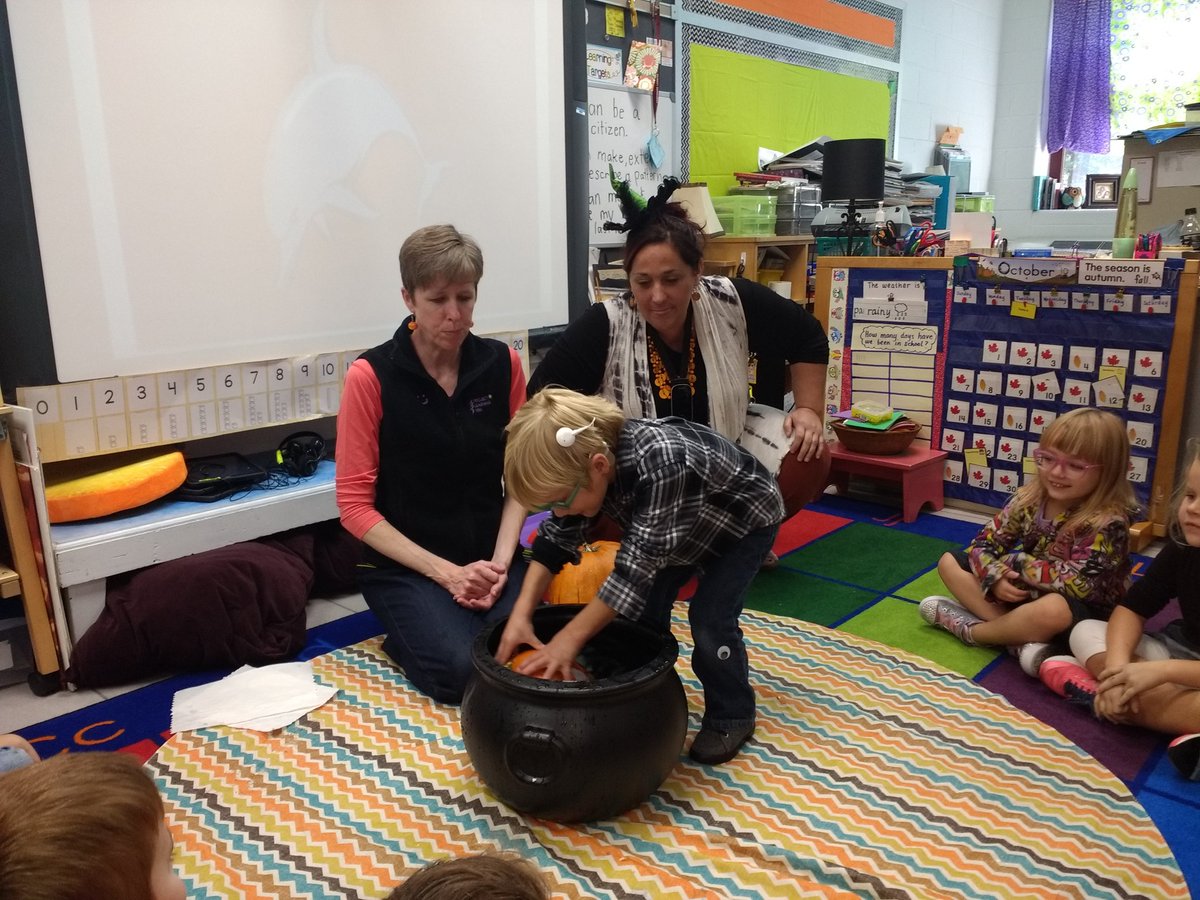 BritatheMs's tweet image. So much fun working with pumpkins today ... Science Rocks! #theCLESway #teacherlife #Kindergarten #getyourhandsdirty #deaf #ci #weusesign #thelittleoneslovedit #handson #getkidsinvolved #pumpkin #countingpumpkinseeds #pumpkinseeds #smiles #giggles #science #sciencerocks