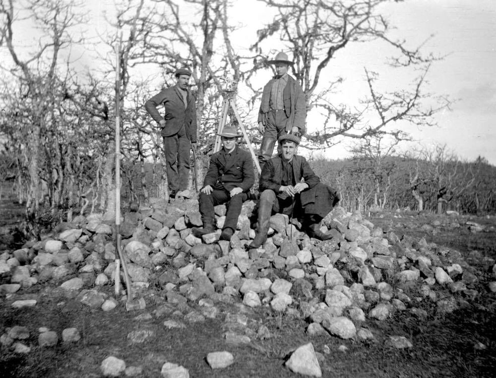 These surveyors in Victoria, 1906, are taking a break from subdividing this Cheko'nein (Lekwungen) cemetery to pose on top of one of the burial mounds. Yes, they knew EXACTLY what it was. But build on... ( @BCArchives pic) 7/