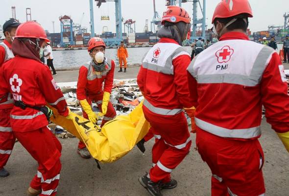 501Awani's tweet photo. #AWANInews #FajarAWANI Identiti mayat pertama mangsa nahas Lion Air dikenal pasti https://t.co/Qra8RcRItk https://t.co/6xy5jiwpAH
