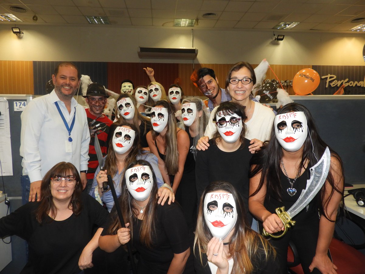 Blueconnect_Arg's tweet photo. ¡Compartimos la gran creatividad, esfuerzo y trabajo en equipo de nuestros colaboradores en la decoración y disfraces! 🧙‍♀️ 🕷️ 🦇 #HalloweenBlue #Halloween #Halloween18 #Halloween2018 #BestWorkplaces https://t.co/58f9Z7sWRC