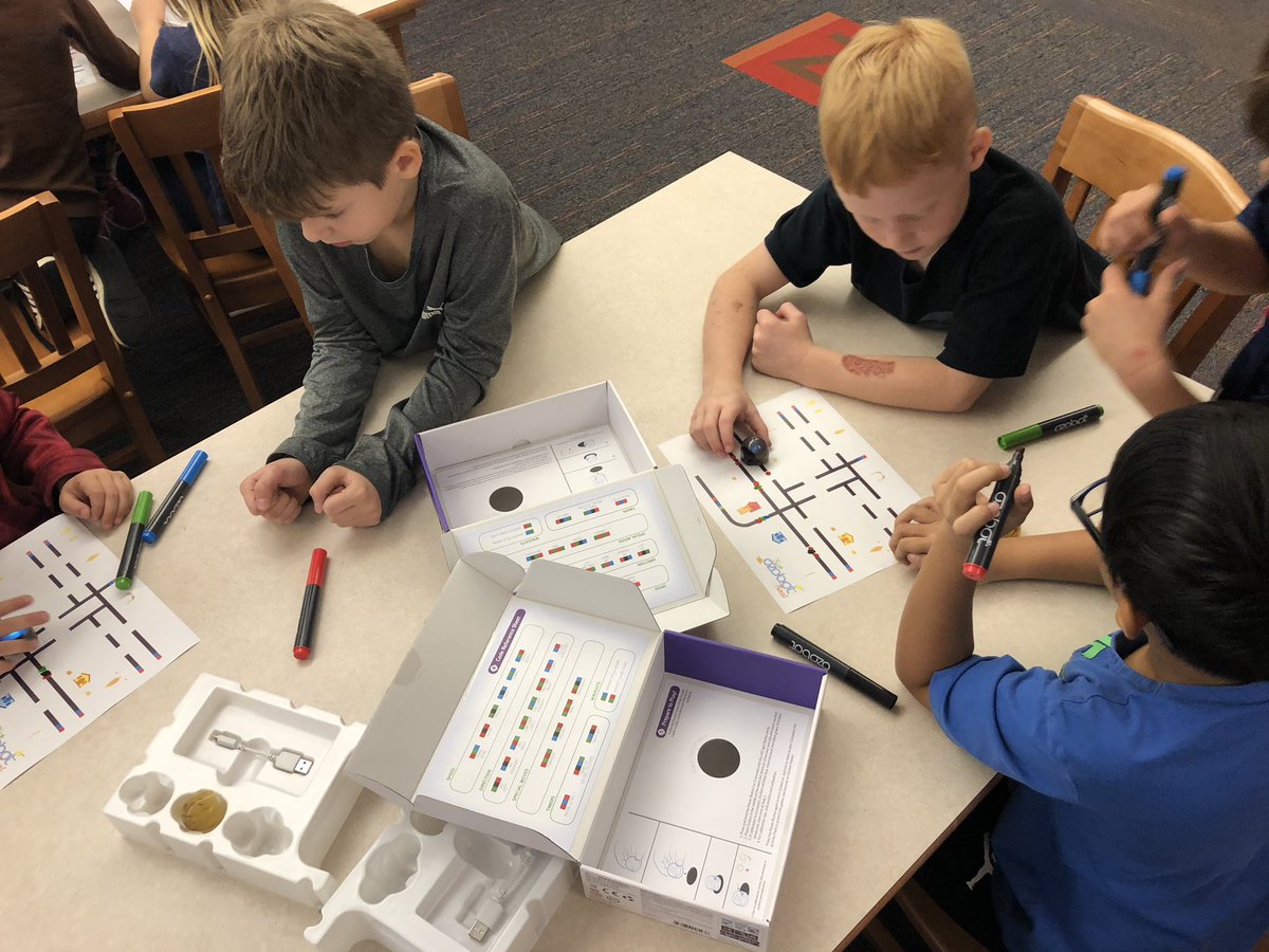 Harrison_LMC's tweet photo. STEM Day at HSS today! Lots of fun coding and creating in the library! #GameChanger #Geneva304 https://t.co/qix8ic9Qwi