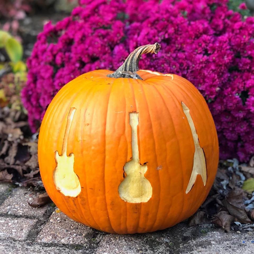 CustomGibson's tweet photo. Nice carved-top! Happy Halloween from your friends at Gibson Custom Shop. #gibsoncustomshop #gibsonguitars #happyhalloween 📸:@mitchgconrad https://t.co/rQ7qb5fs5V