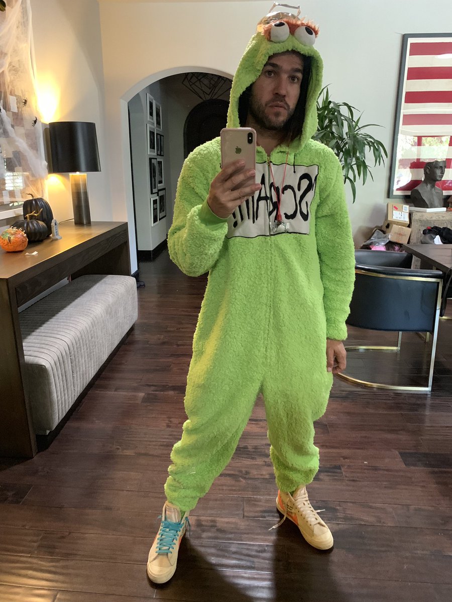 petewentz's tweet image. Happy Halloween from my trash can to yours ❤️