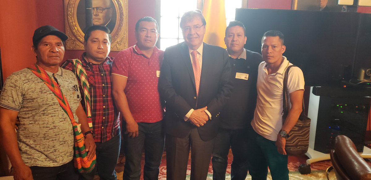 yukpairoka's tweet photo. Gobernadores Yukpas por primera vez son atendidos por un canciller @CarlosHolmesTru, para analizar la problematica de frontera que nos afecta https://t.co/EADY6v1QUW