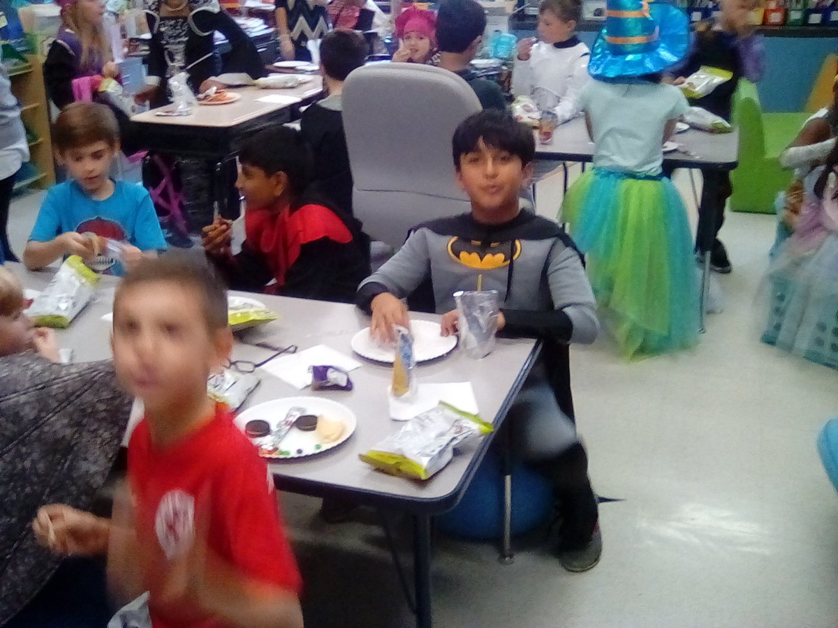 EWhiteside59's tweet photo. We enjoyed a wonderful Halloween day filled with mystery readers and treats! https://t.co/dV2bzFc5q0