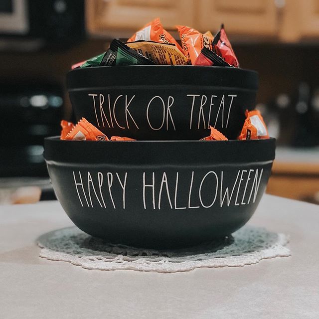 APieceOfAlyse's tweet photo. 🎶 If you don’t believe, you better get superstitious 🎶
.
It’s all just a bunch of Hocus Pocus 🎃🕸🕷
.
📍handing out this candy and watching Hocus Pocus on repeat
.
.
#hocuspocus #itsalljustabunchofhocuspocus #halloween🎃 #halloweencandy #raedunnhallo… https://t.co/holeFSxATM https://t.co/ovyqb2ERaZ