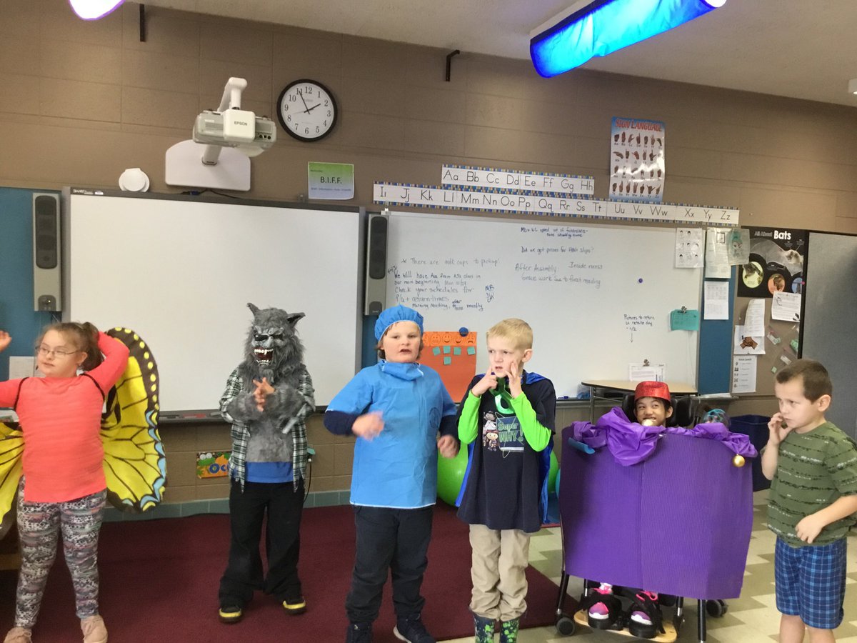 wescopperdce's tweet photo. Room 11 ready for Halloween! #WestonPride #EverestPride https://t.co/Hi5eJQXlO8