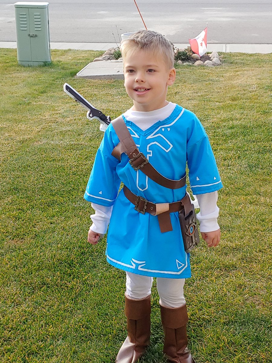 JDeereChris's tweet photo. Kids all ready for #Halloween #Zelda #LinkNOTZelda https://t.co/aPPMMPEhjC