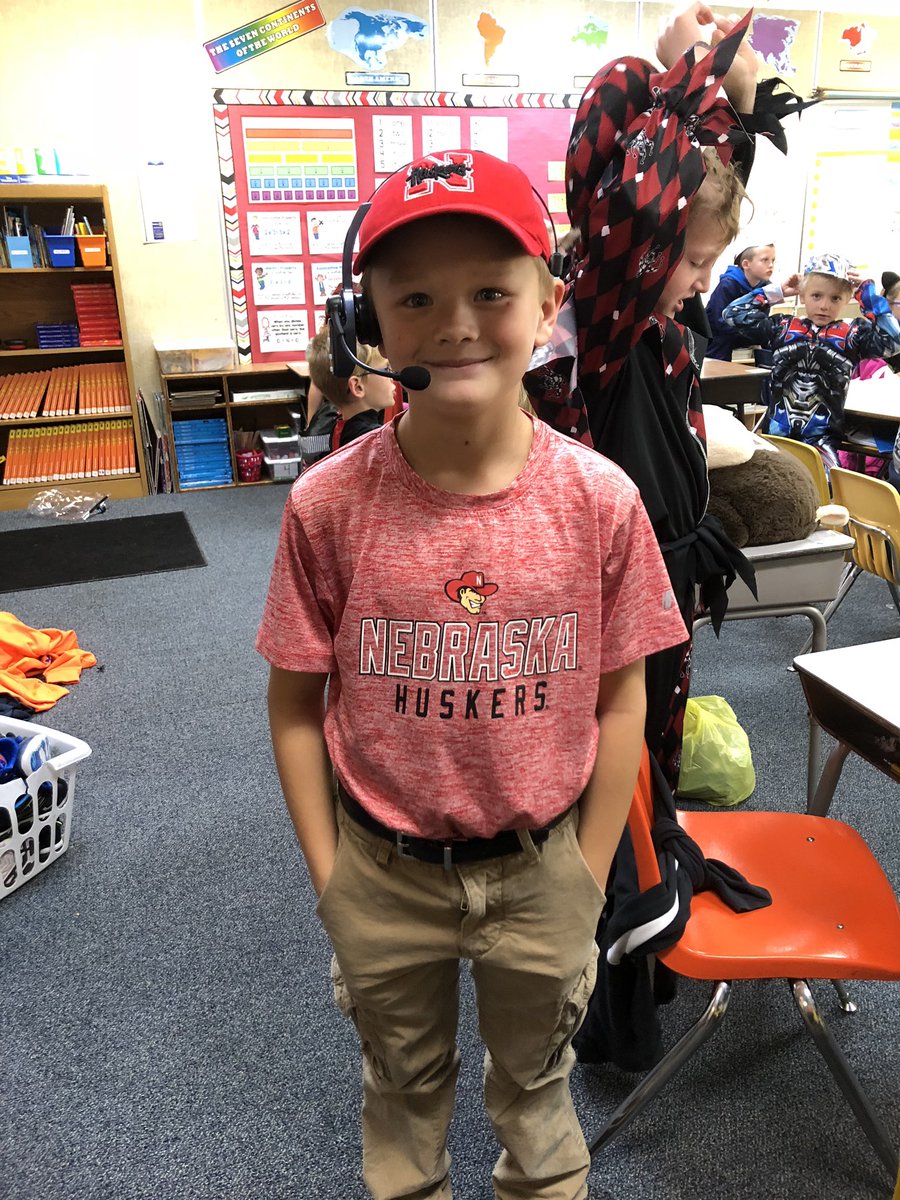 DKinkaid6's tweet photo. We had our own Scott Frost at our Elementary celebration today! @coach_frost #LCCPRIDE @LCCPRINCPAL_PK4 #Blakeisgreat https://t.co/QopZc7PEfQ