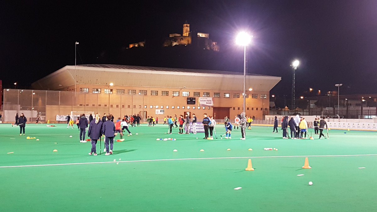 FedAndHockey's tweet image. Los chicos y chicas del Club de Hockey Alcalá lo han pasado está tarde a lo grande con las #Redstick en el municipal de @Alcala_la_Real @dipujaen @DeporteAND @juandearjona