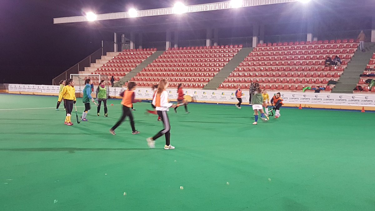 FedAndHockey's tweet image. Los chicos y chicas del Club de Hockey Alcalá lo han pasado está tarde a lo grande con las #Redstick en el municipal de @Alcala_la_Real @dipujaen @DeporteAND @juandearjona