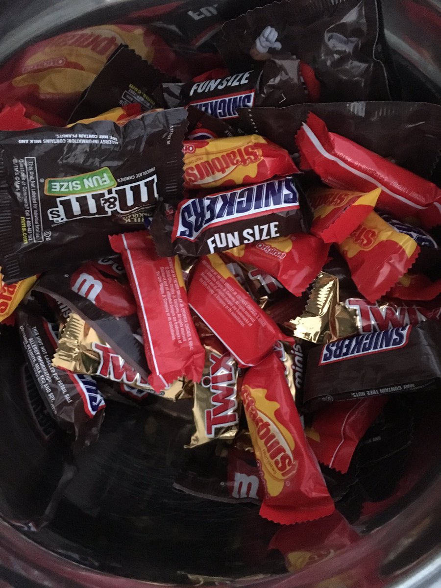 fknutson12's tweet image. #TrickOrTreating #memorybuilding Lucky trick-or-treaters… Recite the entire poem and you get 3 treats! #raiseexpectations