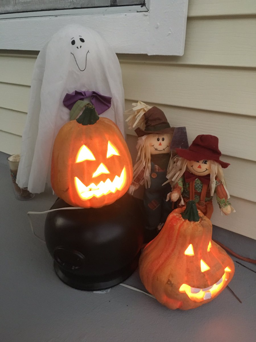 fknutson12's tweet image. #TrickOrTreating #memorybuilding Lucky trick-or-treaters… Recite the entire poem and you get 3 treats! #raiseexpectations