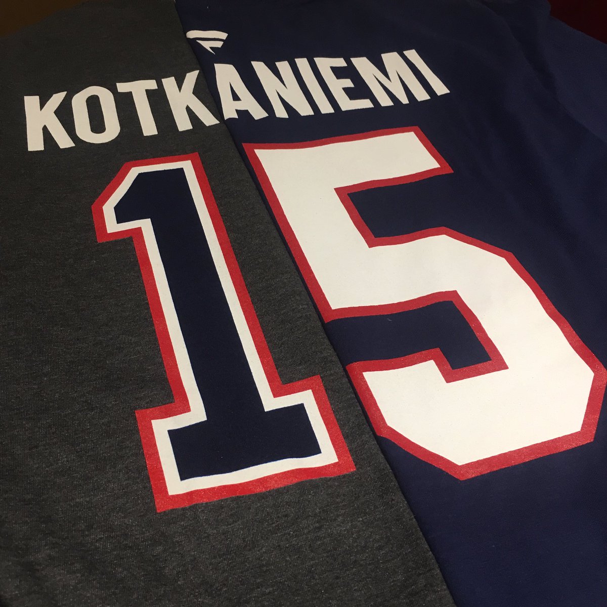 TricoloreSports's tweet photo. Gris ou bleu? Pourquoi pas les deux? Maintenant disponible en boutique ET en ligne !
🔵🔴⚪️
Grey or blue? Why buy one....when you can buy two? Now available in-store AND online!
#stylech #gohabsgo https://t.co/P20XK9yTFA