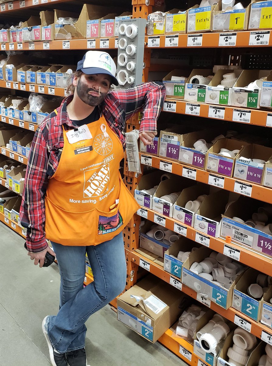 LarissaSwift1's tweet photo. Having fun at 4714! Love seeing associates dress up and make customers smile with their halloween spirit! https://t.co/5MBja6aiq3