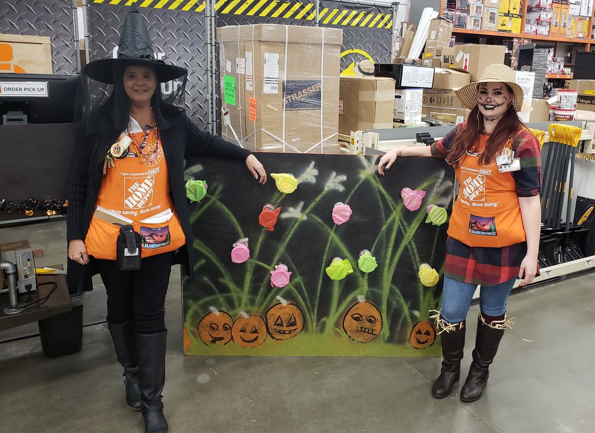 LarissaSwift1's tweet photo. Having fun at 4714! Love seeing associates dress up and make customers smile with their halloween spirit! https://t.co/5MBja6aiq3