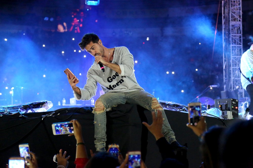 Cuando tú quieras me llamas, tú me llamas, soy el que te dio amor y el que te lo da hoy <a href="/piso21music/">Piso 21</a>  🎤😍
#LOS40Halloween #HappyHalloween
 Disfruta el concierto aquí ➡ bit.ly/2Ofd1Yk