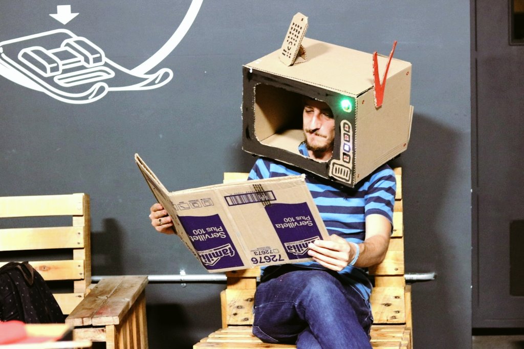 Exploratoriomde's tweet photo. #Hacklloween | ¡Creamos disfraces a la medida de nuestra imaginación! 👻
En esta fiesta experimental utilizamos materiales reciclables, iluminación led y robótica para darle movimiento a nuestros trajes.
¡Fue una noche para aprender haciendo! 🤖 https://t.co/vqC8Ity8H0