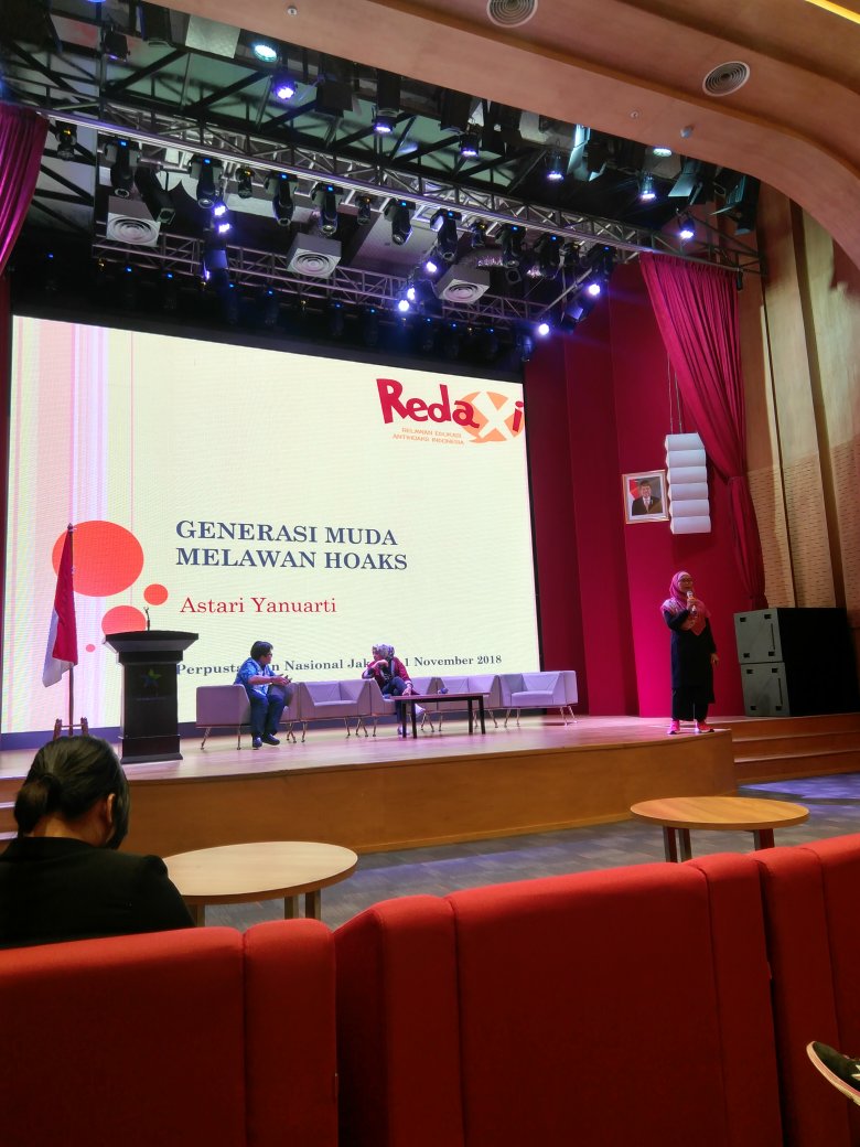 Pemateri kedua, Astari Yanuarti dari Redaxi memberi papatan tentang generasi muda melawan hoaks. Menurutnya, salah satu penyebabnya adalah tidak adaknya kurikulum literasi media bagi generasi muda sekarang. Khususnya penggunaan media sosial. #IDIGF2018