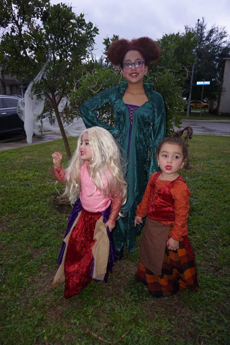 OMG MY COUSINS SHOULD WIN BEST COSTUME!!!!!!!!!! THEY’RE TOO PERFECT 🧡 #HocusPocus #TheSandersonSisters